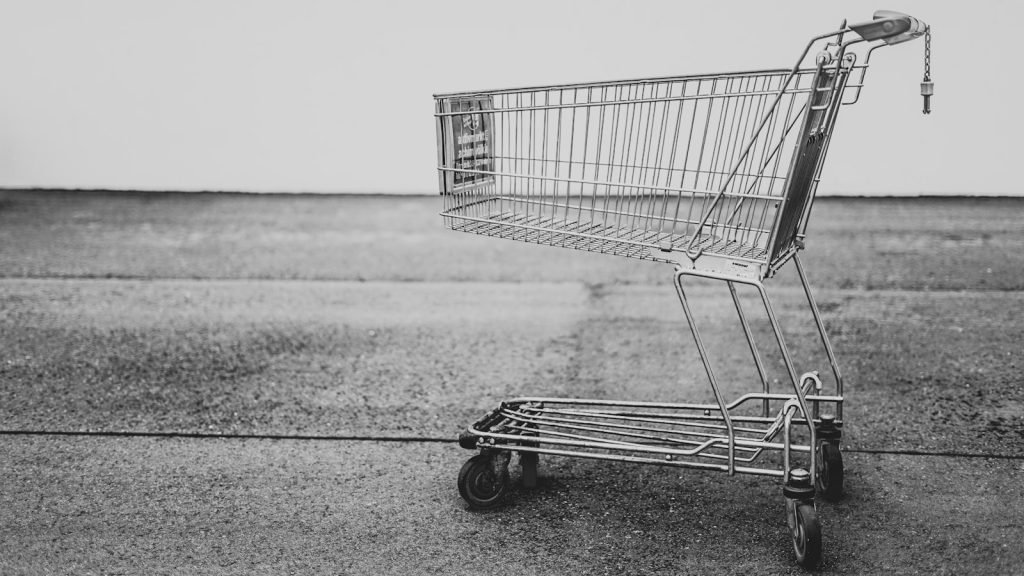 Chariot de courses vide laissé seul, image de l’abandon de panier en e-commerce