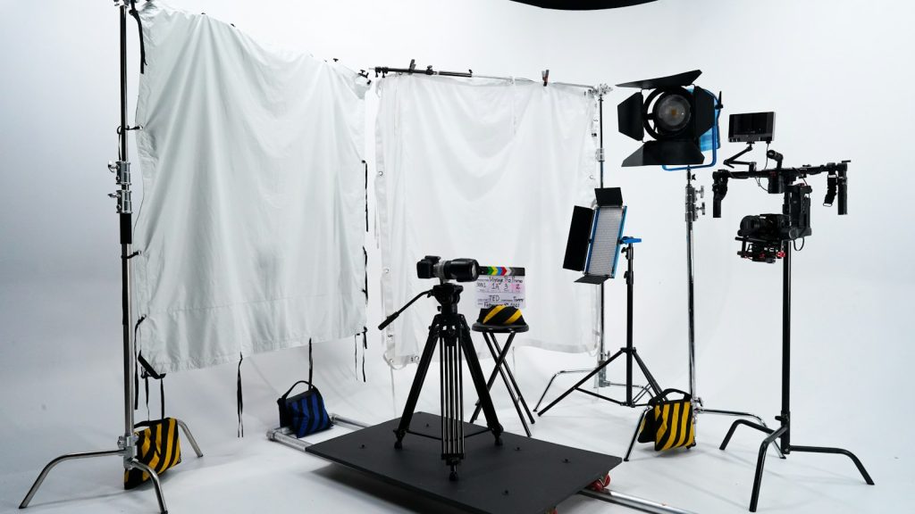Studio photo équipé pour photographier les produits d’une fiche produit e-commerce
